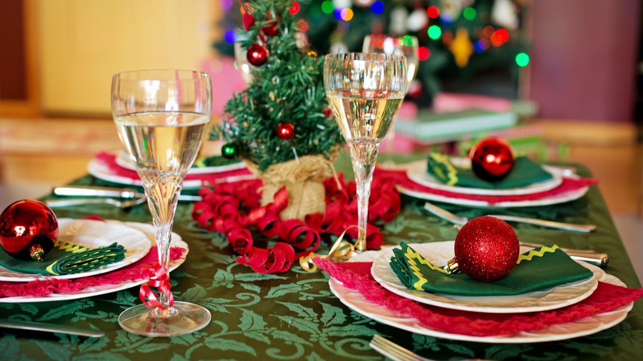Bàn Tiệc Bên Cạnh Cây Thông Noel