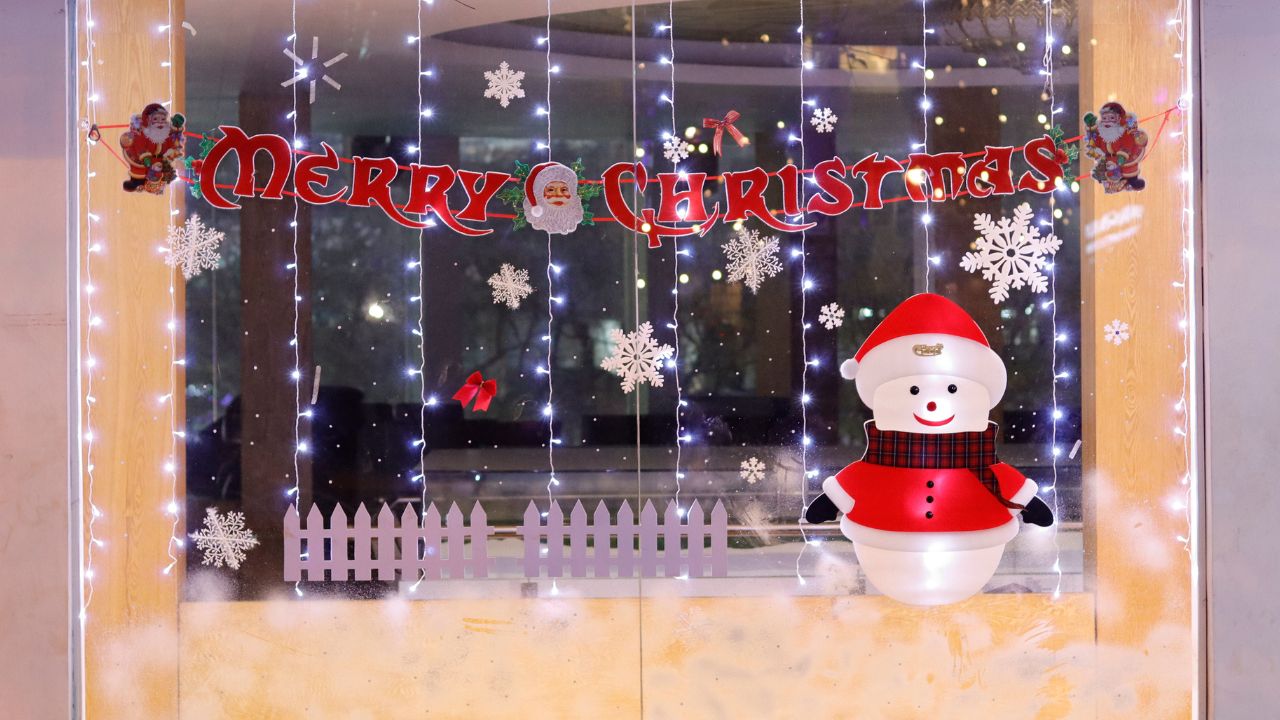 Trang Trí Noel Cửa Kính Bằng Đèn LED